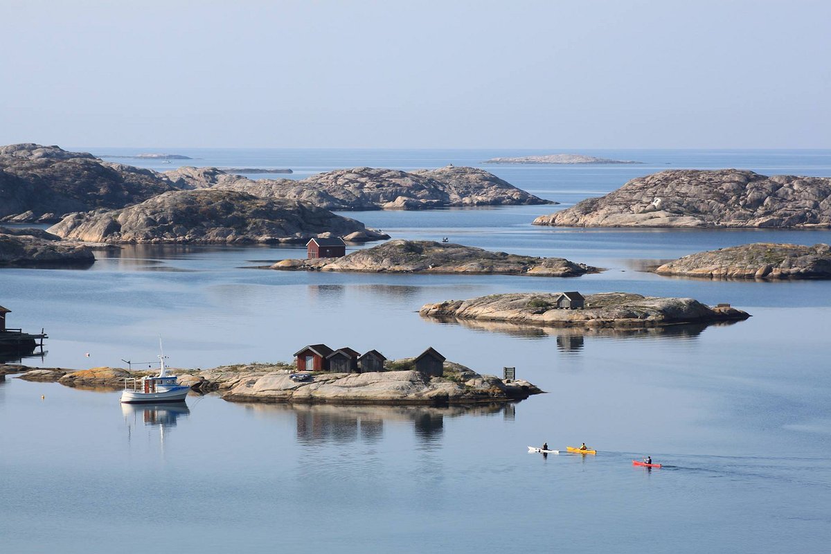 Skärgård idyll med kayaker och röda bodar utanför Grebbestad